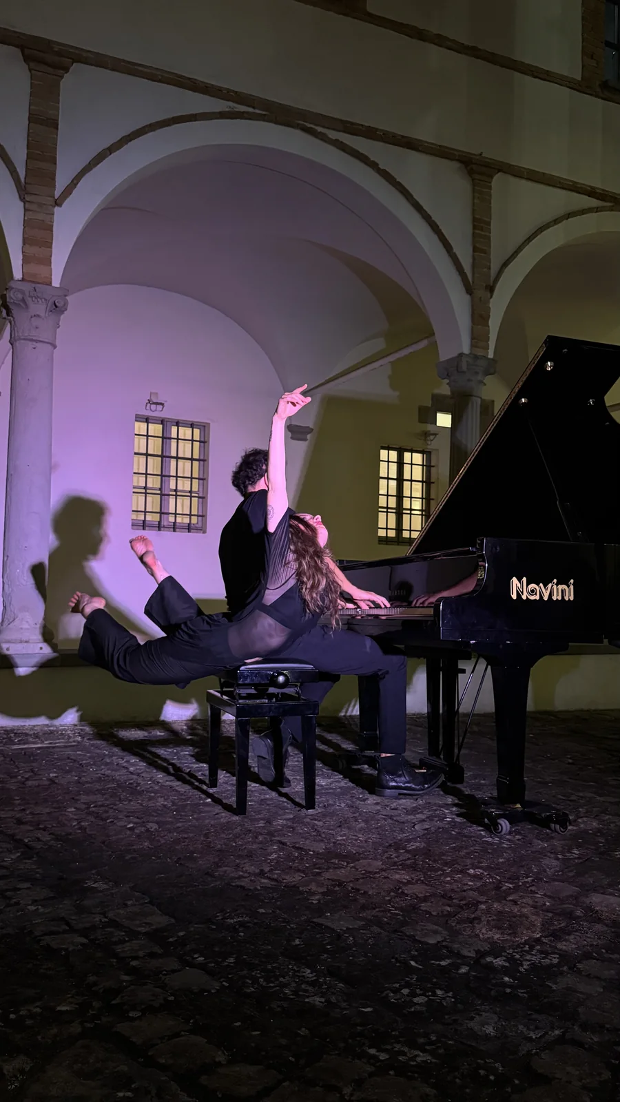 La danzatrice a terra, il pianista suona