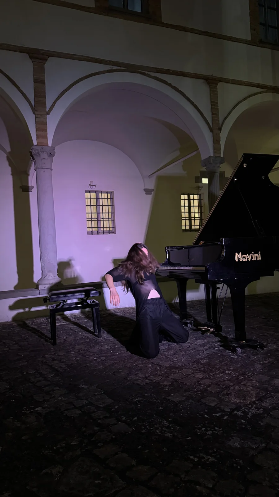 La danzatrice in ginocchio accanto al pianoforte
