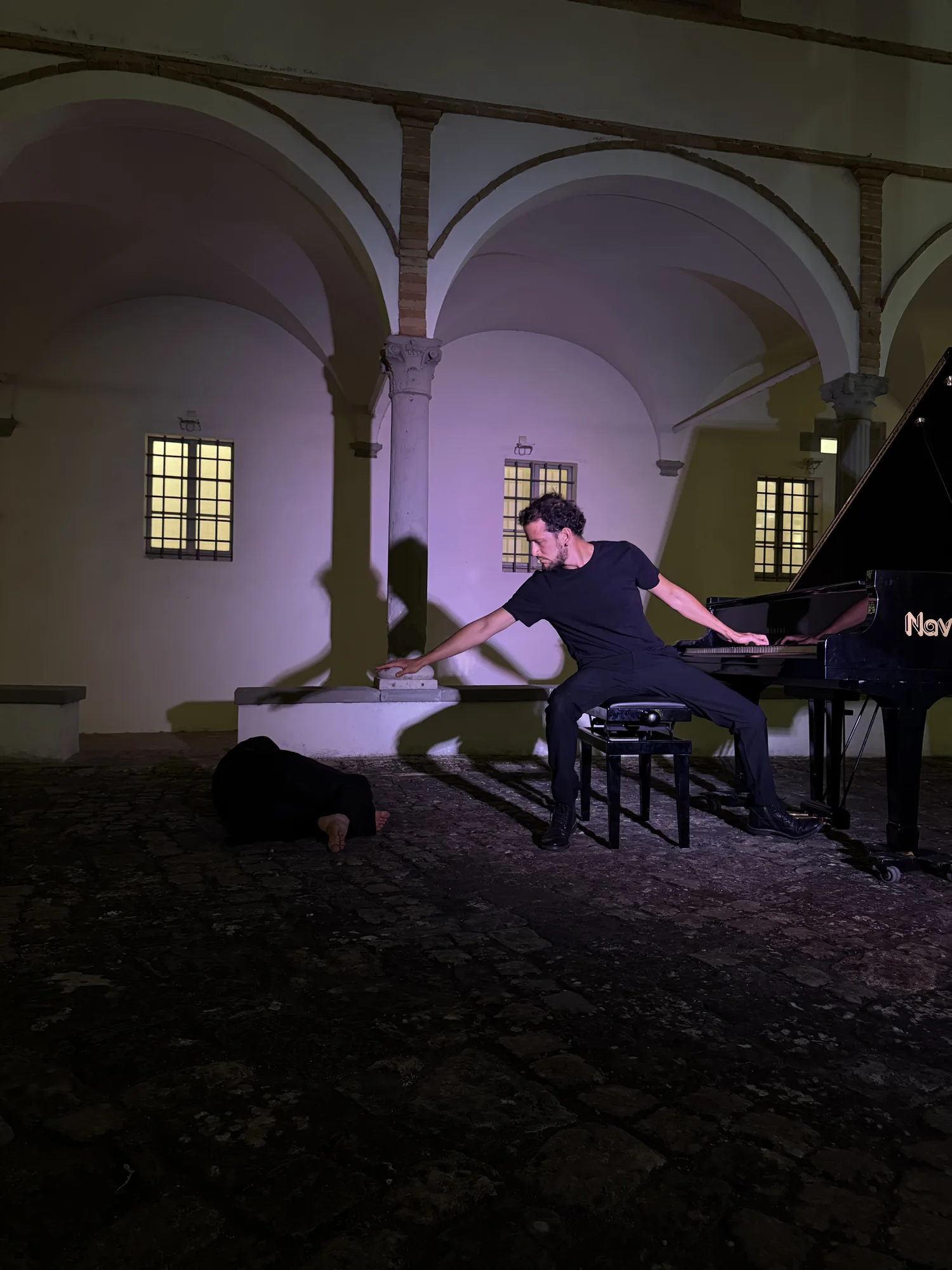 Chiara Tosti e Nicola Elias Rigato nel chiostro, sotto la luce viola