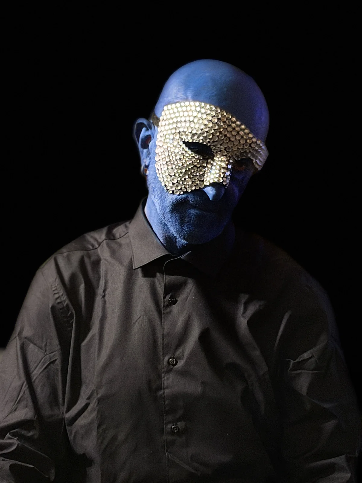 NIHIL con la maschera di perle, su fondo nero