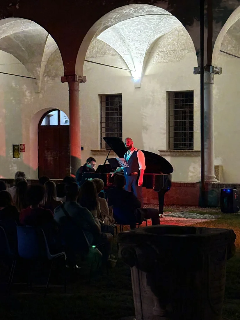 Vedo un suono che si leva in un chiostro, di sera