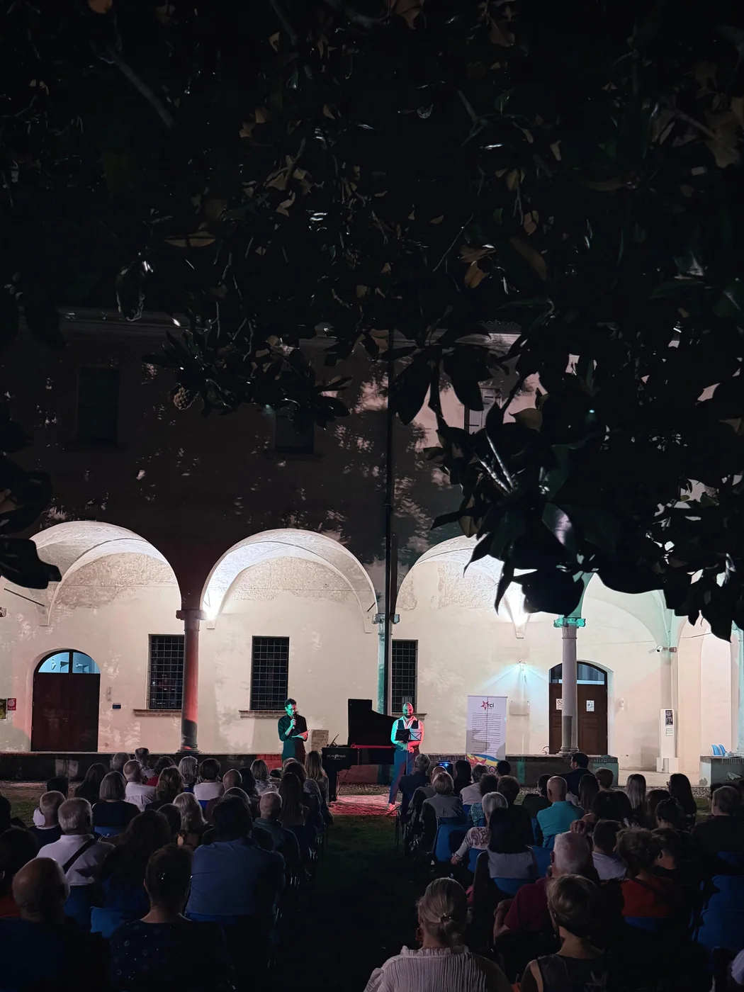 Il pubblico nel chiostro