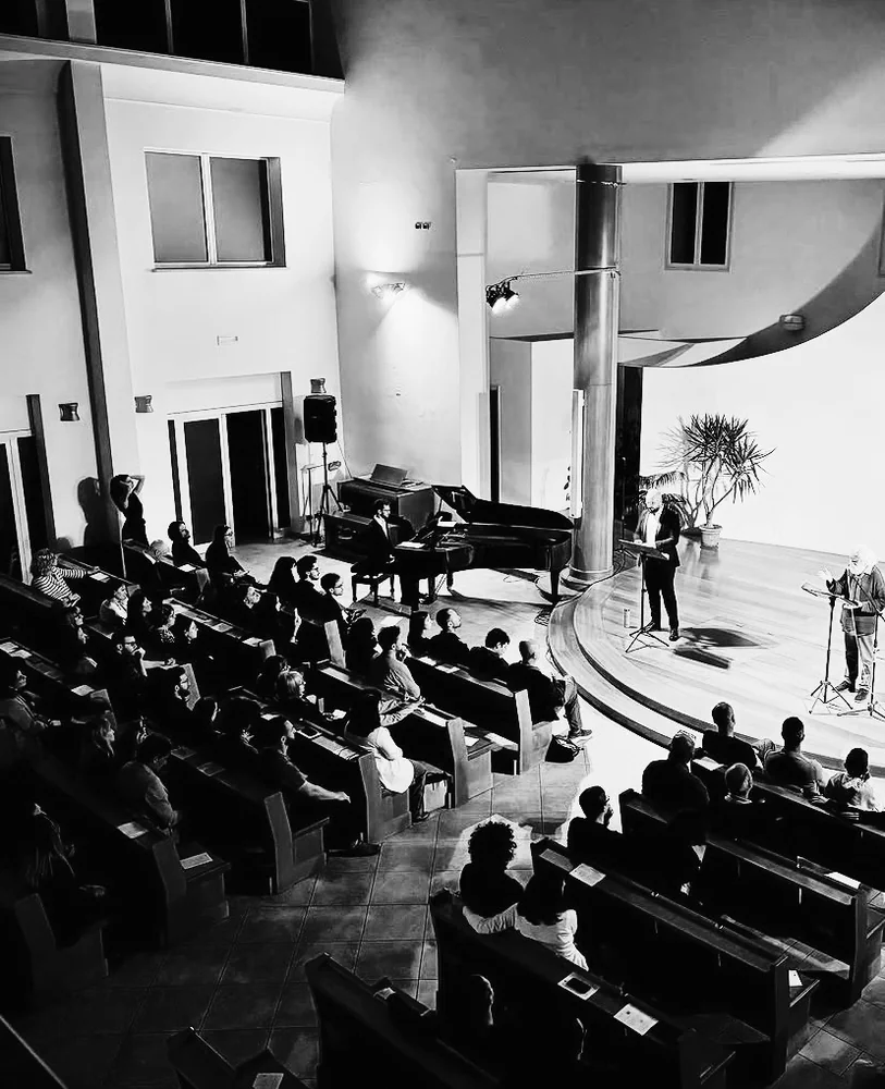 Il concerto in sala: pianoforte, voce e pubblico